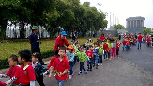    Hoạt động ngoại khoá tham quan Lăng Bác – Xem múa rối tại rạp múa rối Việt Nam của các bé khối mẫu giáo